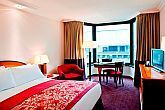 Met alle luxe en gemak voorziene deluxe kamer in het Hotel Sofitel Chain Bridge in Boedapest