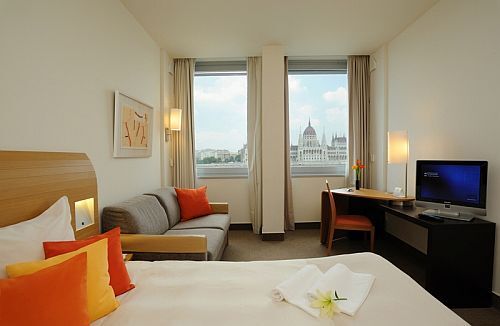 4-sterren Hotel Novotel Boedapest Danube - elegante tweelingkamer met uitzicht op het Parlamentsgebouw