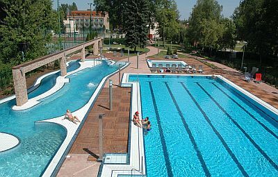 Kinderbad en zwembad van het Hotel Holiday Beach in Boedapest, Hongarije