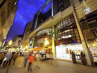 Voorkant van Hotel Mercure Budapest City center - 4-sterren hotel in de Vacistraat (Vaci utca), op slechts 20 minuten van het vliegveld