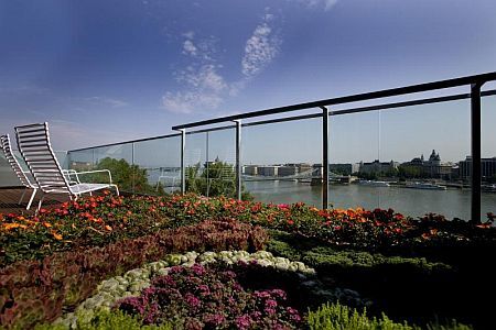 Panorama-uitzicht over Boedapest vanuit de suite in het Hotel Lanchid 19 met een grote terras