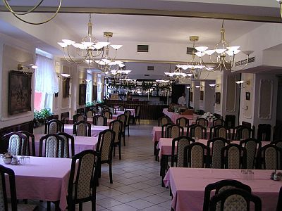 Restaurant in een opgeknapte moderne buitenwijk van Boedapest - 3-sterren Hotel Polus