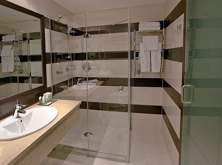 Elegante, mooie badkamer in het Hotel Aquaworld - viersterren hotels in Hongarije