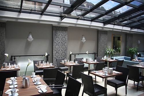 Mooi en helder restaurant van het The Three Corners Hotel Bristol - ontbijzaal in een nieuw 4-sterrenhotel in de binnenstad van Boedapest