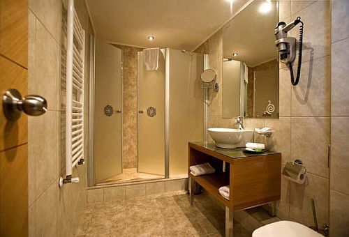 Hotels in de binnenstad van Boedapest - elegante badkamer in het Marmara boutiquehotel