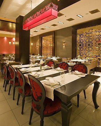 Mediterraan restaurant van Hotel Marmara in Boedapest met een capaciteit voor 80 personen en met a'la carte menu, Hongaarse, Turkse en internationale seizoensspecialiteiten