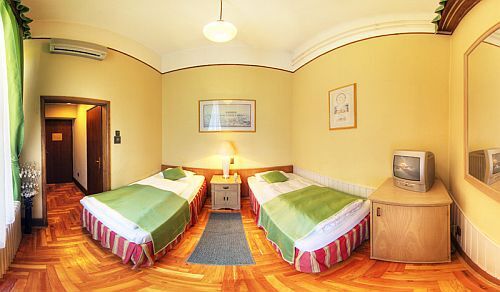 Goedkope romantische en rustige hotels in Boedapest - het ontvangsthalletje (lobbytje) van het 3-sterren Hotel Omnibusz Boedapest gelegen tussen het vliegveld en het stadscentrum