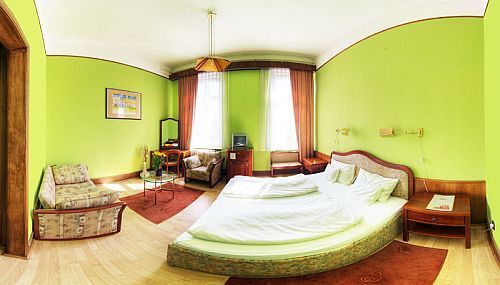 Vrije tweepersoonskamer in het 3-sterren Hotel Omnibusz Boedapest in de buurt van het busstation en het park Nepliget (Stadspark)