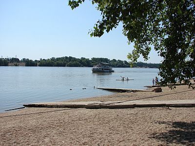 Bootverhuurdienst in het Hotel Lido Boedapest aan de Romeinse oever (Romai part) - varen op de Donau