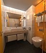 elegante badkamer in het Hotel Park Inn Budapest by Radisson - goedkope hotels in Boedapest, Hongarije