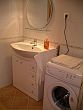 Badkamer met wasmachine in het Comfort Apartman - ideaal voor een langer verblijf in Boedapest, Hongarije