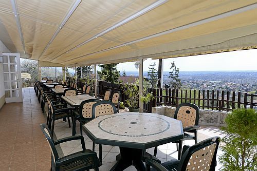 Terras met panorama voor de hotelkamer van Hotel Budai, in Boedapest