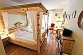 Elegante kamer van Hotel Sissi met hemelbed in Boedapest vlakbij de Corvin wijk