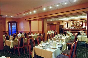 4-sterren Hotel Aquarius - restaurant in een mooie buitenwijk van Boeda met verschillende specialiteiten
