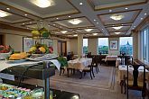 Restaurant Platan met terras en traditionele en internationele specialiteiten in het 4-sterren Danubius Health Spa Resort Margitsziget in Boedapest