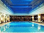 Zwembad in het Grand Hotel Margitsziget in Boedapest, Hongarije